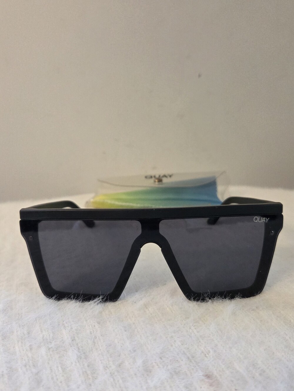 Quay Hindsight Sunglasses Full Rim Shield Lenses Lightweight 125 Black Unisex